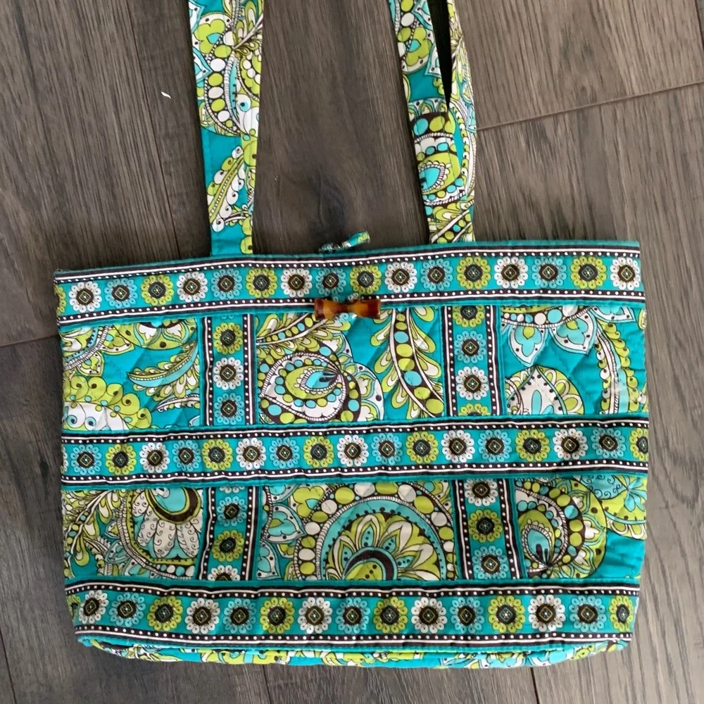 VERA BRADLEY shoulder bag in excellent condition. Tons of pockets! - Picture 2 of 4